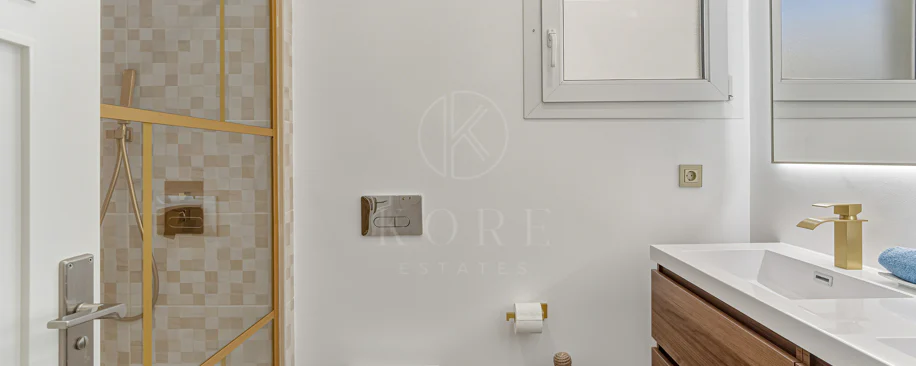 Excelente, totalmente renovado, apartamento de tres dormitorios en primera planta en Milla de Oro de Marbella