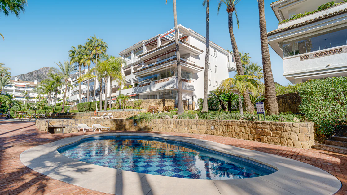 Excelente, totalmente renovado, apartamento de tres dormitorios en primera planta en Milla de Oro de Marbella