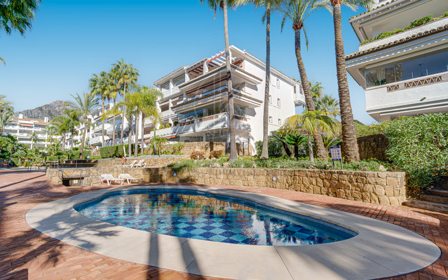 Excelente, totalmente renovado, apartamento de tres dormitorios en primera planta en Milla de Oro de Marbella