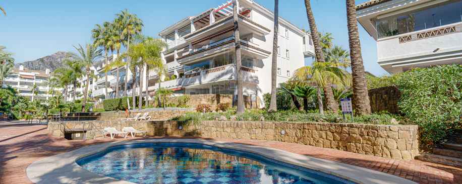 Excelente, totalmente renovado, apartamento de tres dormitorios en primera planta en Milla de Oro de Marbella