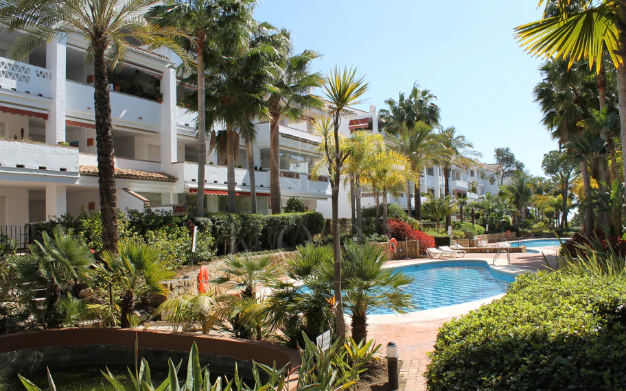 Excelente, totalmente renovado, apartamento de tres dormitorios en primera planta en Milla de Oro de Marbella