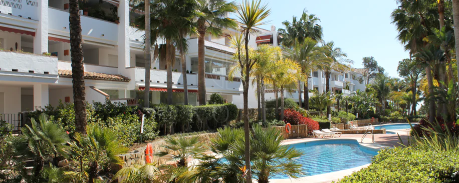 Excelente, totalmente renovado, apartamento de tres dormitorios en primera planta en Milla de Oro de Marbella