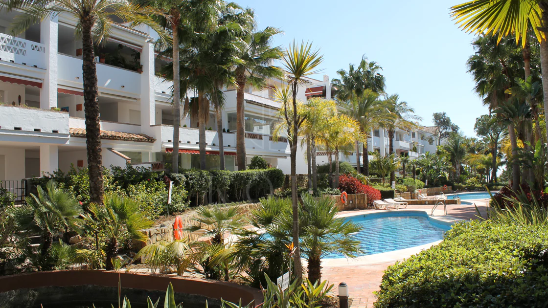 Excelente, totalmente renovado, apartamento de tres dormitorios en primera planta en Milla de Oro de Marbella