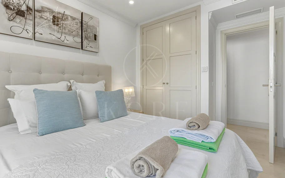 Excelente, totalmente renovado, apartamento de tres dormitorios en primera planta en Milla de Oro de Marbella