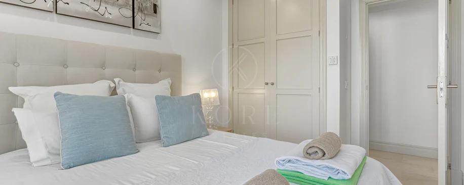 Excelente, totalmente renovado, apartamento de tres dormitorios en primera planta en Milla de Oro de Marbella
