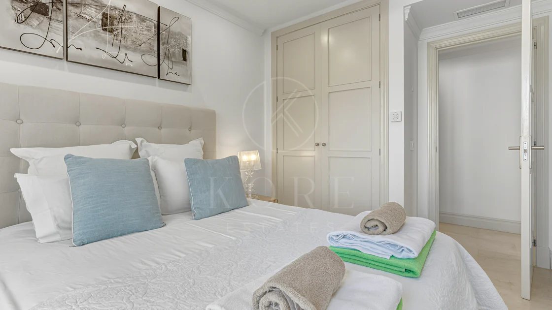 Excelente, totalmente renovado, apartamento de tres dormitorios en primera planta en Milla de Oro de Marbella