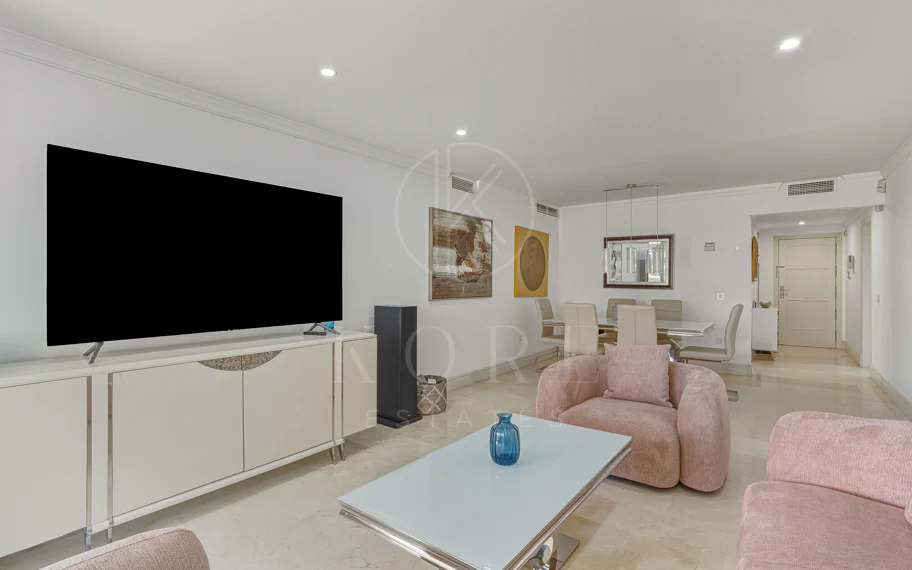 Excelente, totalmente renovado, apartamento de tres dormitorios en primera planta en Milla de Oro de Marbella
