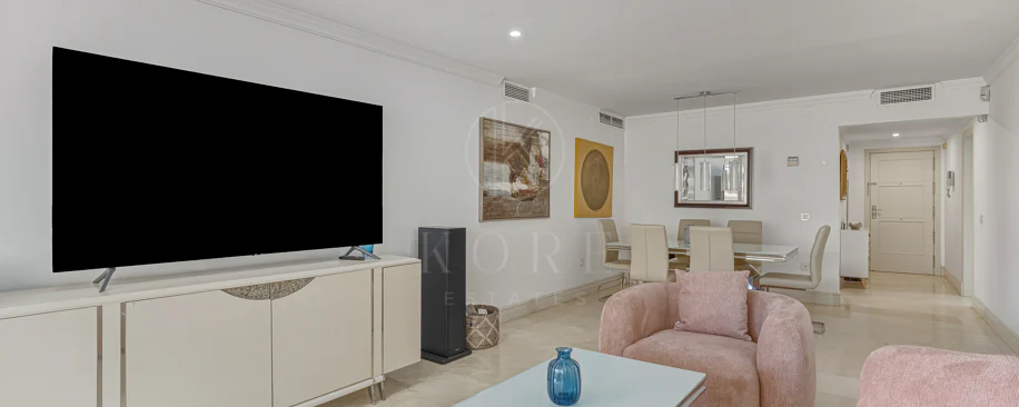 Excelente, totalmente renovado, apartamento de tres dormitorios en primera planta en Milla de Oro de Marbella