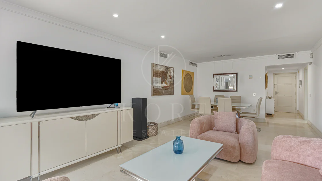 Excelente, totalmente renovado, apartamento de tres dormitorios en primera planta en Milla de Oro de Marbella