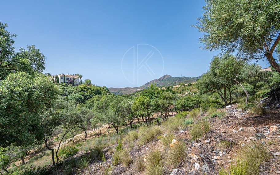 Parcela con orientación suroeste en La Zagaleta con un espectacular proyecto para villa muy moderna.