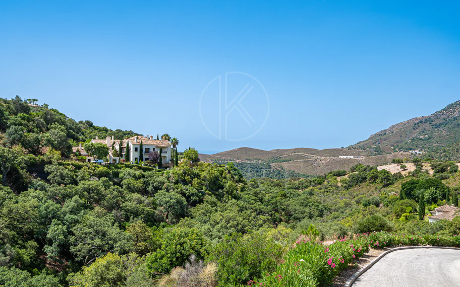 Parcela con orientación suroeste en La Zagaleta con un espectacular proyecto para villa muy moderna.