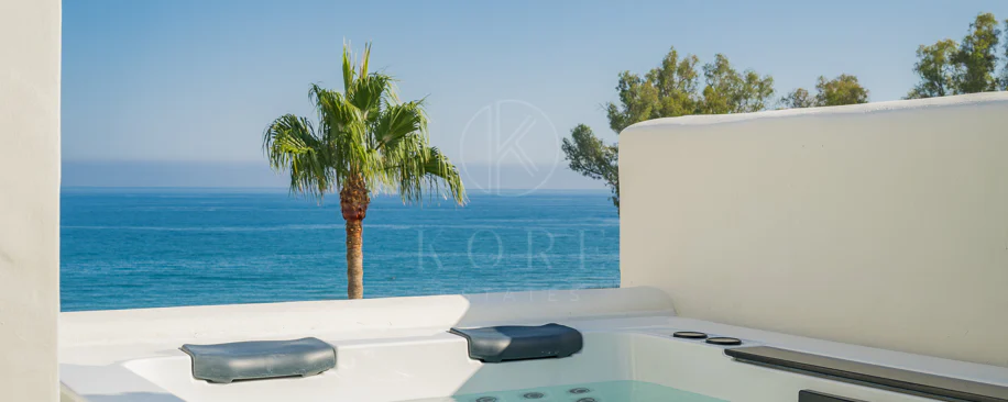 Lives luxury by the sea in Bahía del Velerín