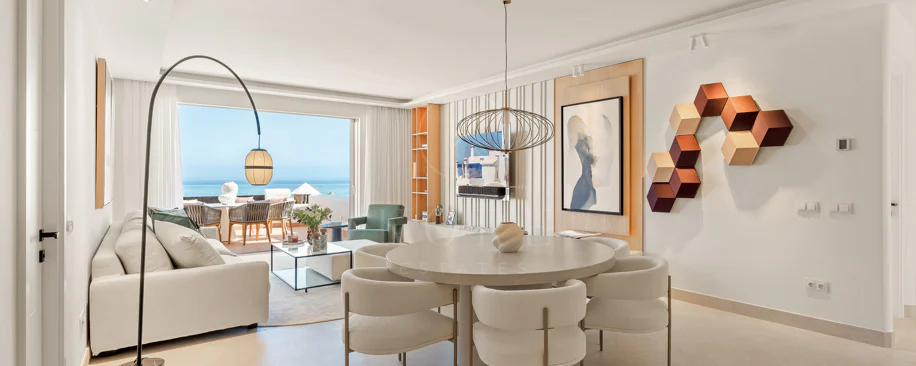 Lives luxury by the sea in Bahía del Velerín