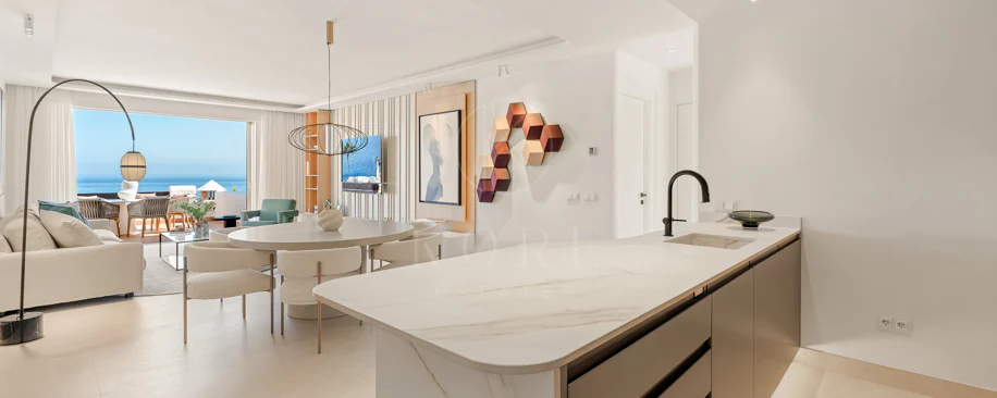 Lives luxury by the sea in Bahía del Velerín