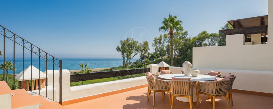 Lives luxury by the sea in Bahía del Velerín