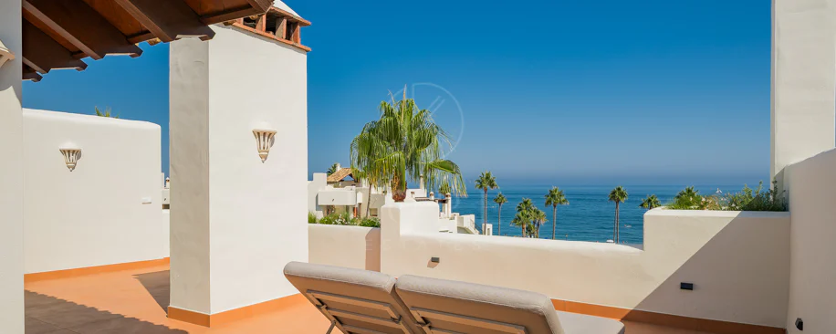 Lives luxury by the sea in Bahía del Velerín