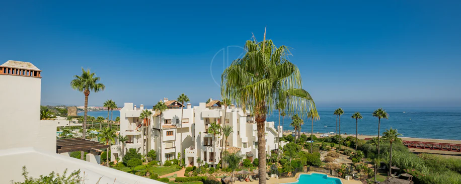 Lives luxury by the sea in Bahía del Velerín