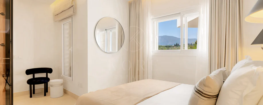 Lives luxury by the sea in Bahía del Velerín