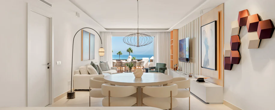 Lives luxury by the sea in Bahía del Velerín