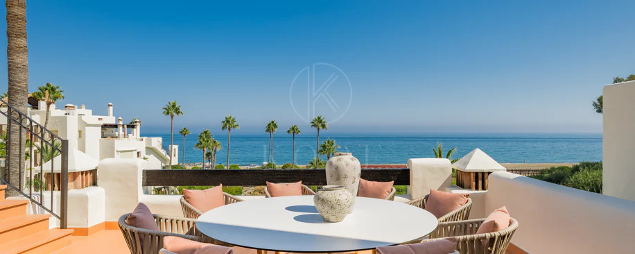 Lives luxury by the sea in Bahía del Velerín