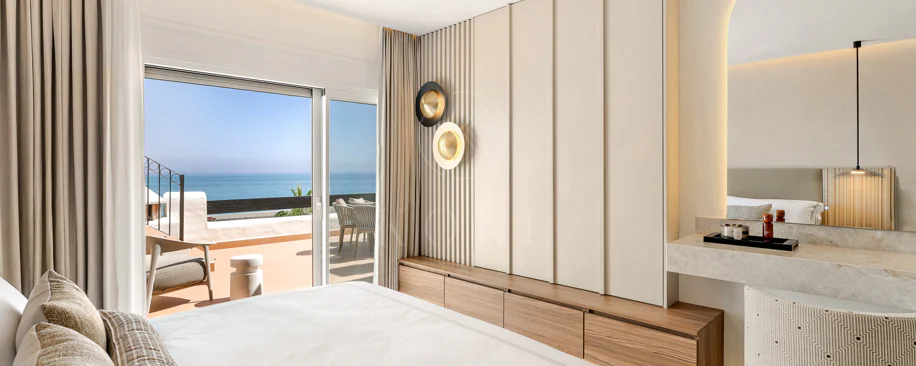 Lives luxury by the sea in Bahía del Velerín