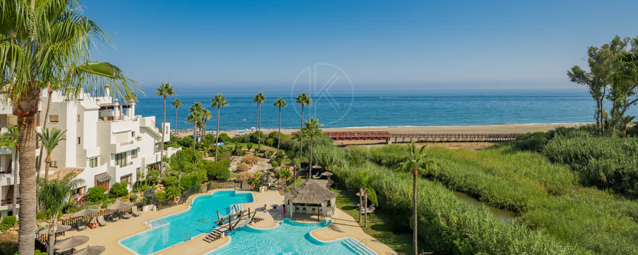 Lives luxury by the sea in Bahía del Velerín