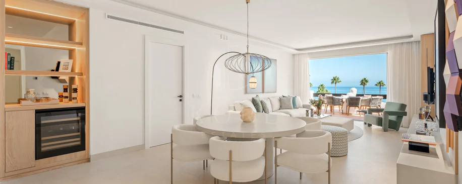 Lives luxury by the sea in Bahía del Velerín