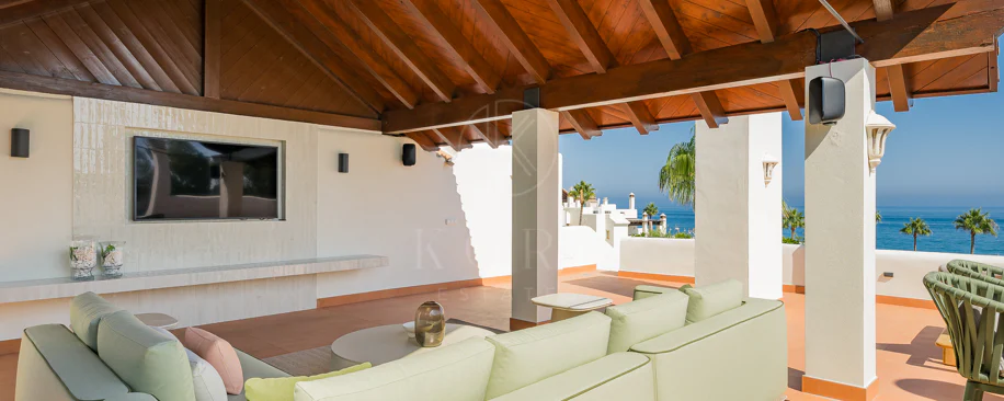 Lives luxury by the sea in Bahía del Velerín