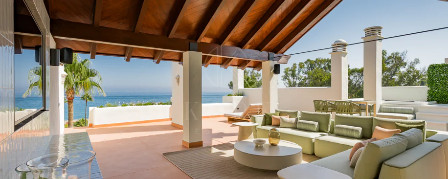 Lives luxury by the sea in Bahía del Velerín