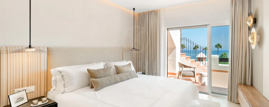 Lives luxury by the sea in Bahía del Velerín