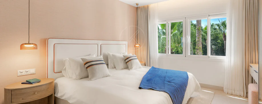 Lives luxury by the sea in Bahía del Velerín