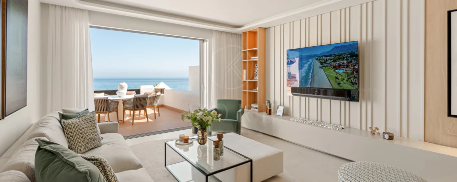 Lives luxury by the sea in Bahía del Velerín