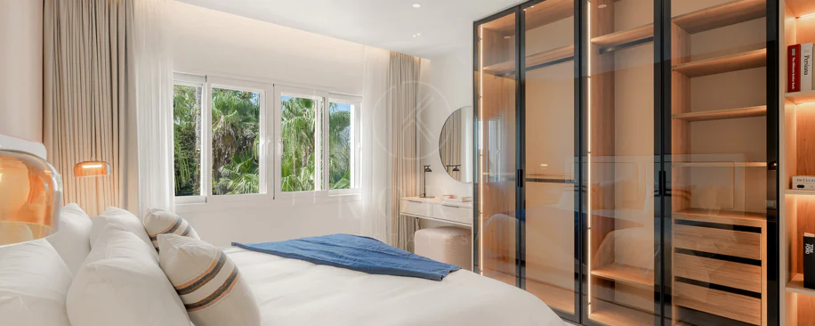 Lives luxury by the sea in Bahía del Velerín