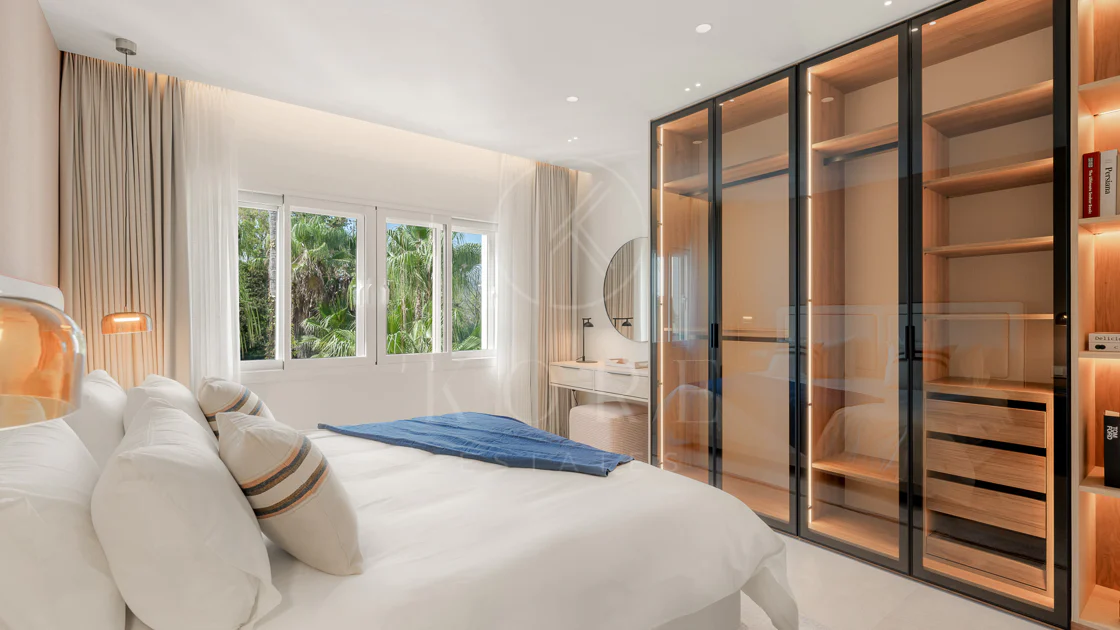 Lives luxury by the sea in Bahía del Velerín