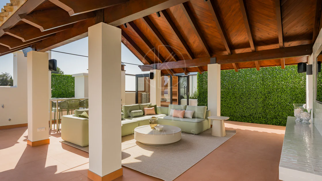 Lives luxury by the sea in Bahía del Velerín