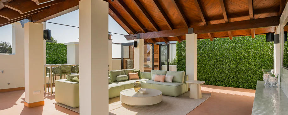 Lives luxury by the sea in Bahía del Velerín