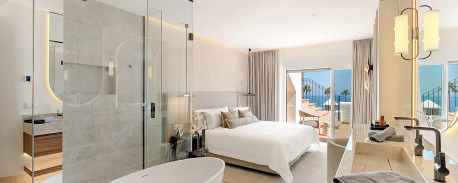 Lives luxury by the sea in Bahía del Velerín
