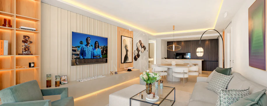 Lives luxury by the sea in Bahía del Velerín
