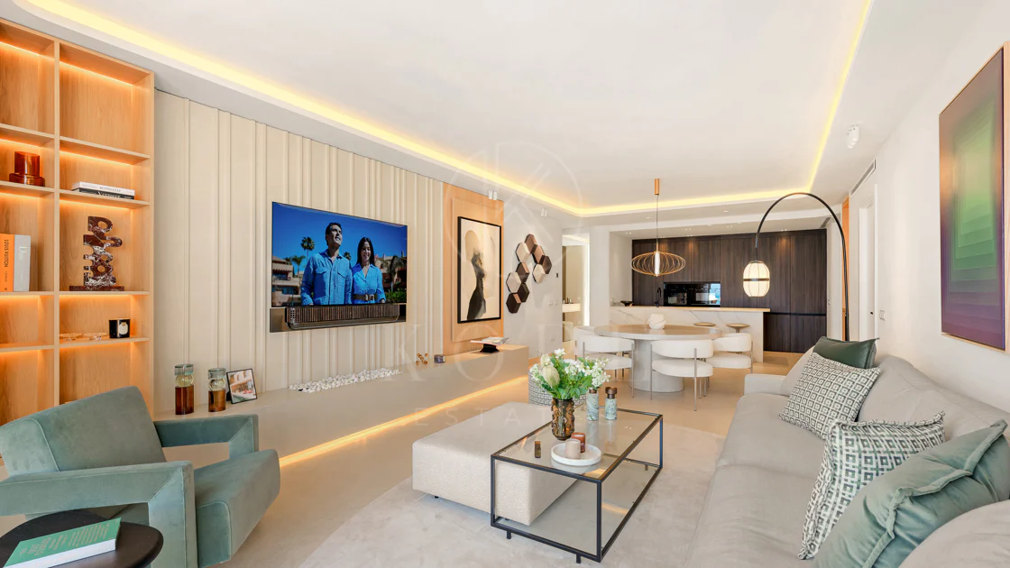 Lives luxury by the sea in Bahía del Velerín