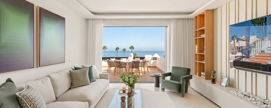 Lives luxury by the sea in Bahía del Velerín