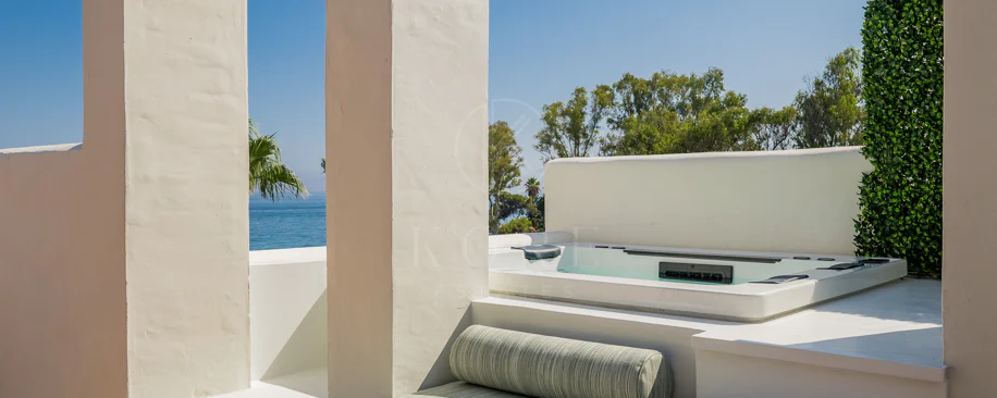 Lives luxury by the sea in Bahía del Velerín