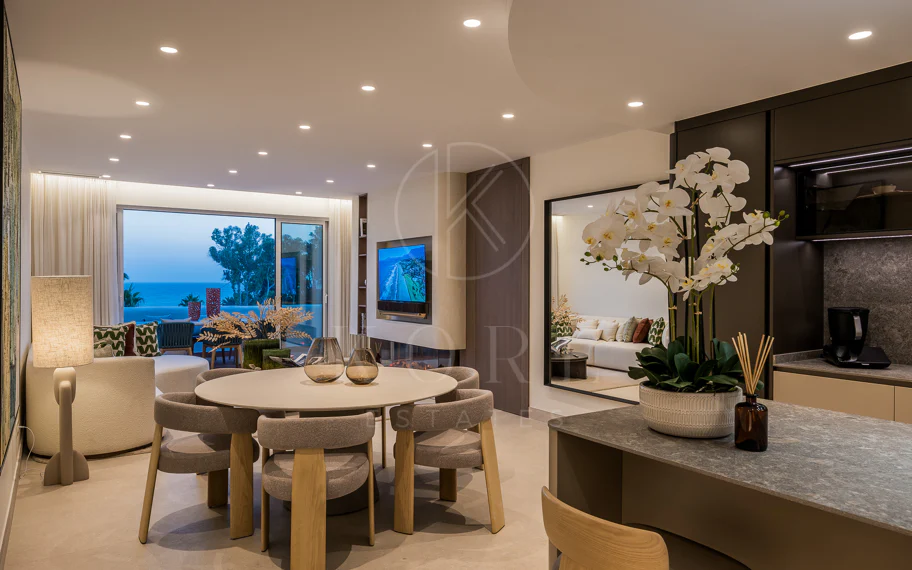 Ático completamente renovado cuenta con vistas despejadas al mar