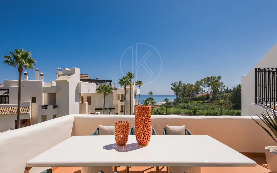 Ático completamente renovado cuenta con vistas despejadas al mar