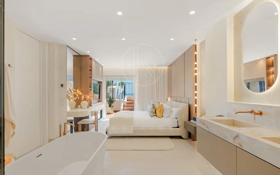 Ático completamente renovado cuenta con vistas despejadas al mar