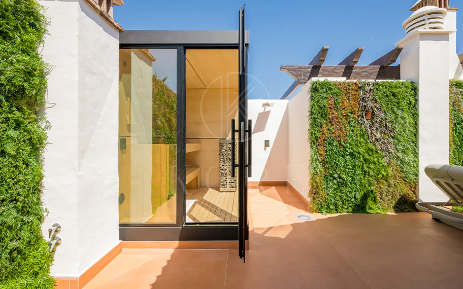 Ático completamente renovado cuenta con vistas despejadas al mar