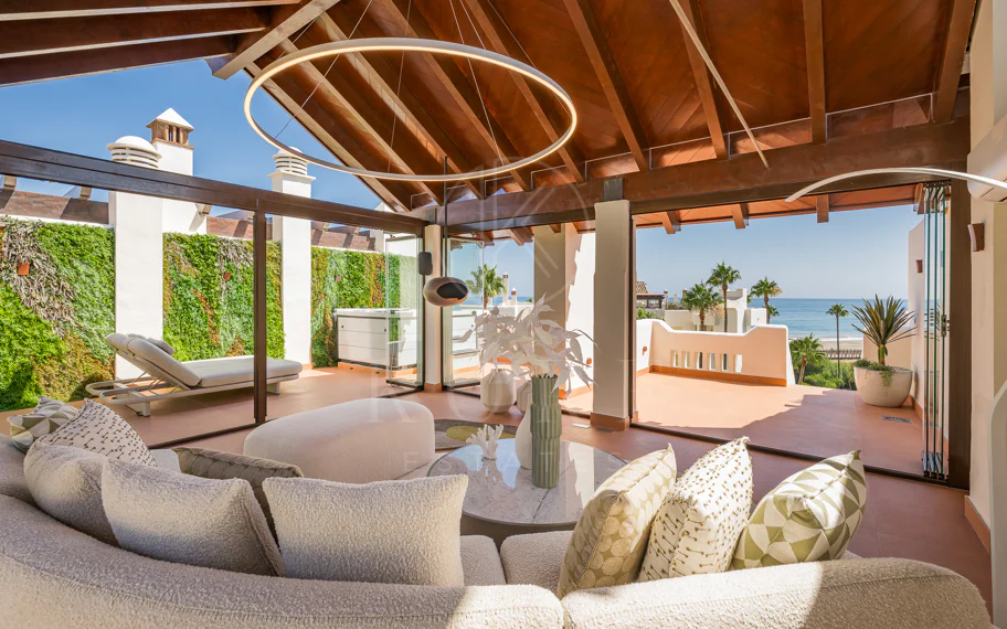 Ático completamente renovado cuenta con vistas despejadas al mar
