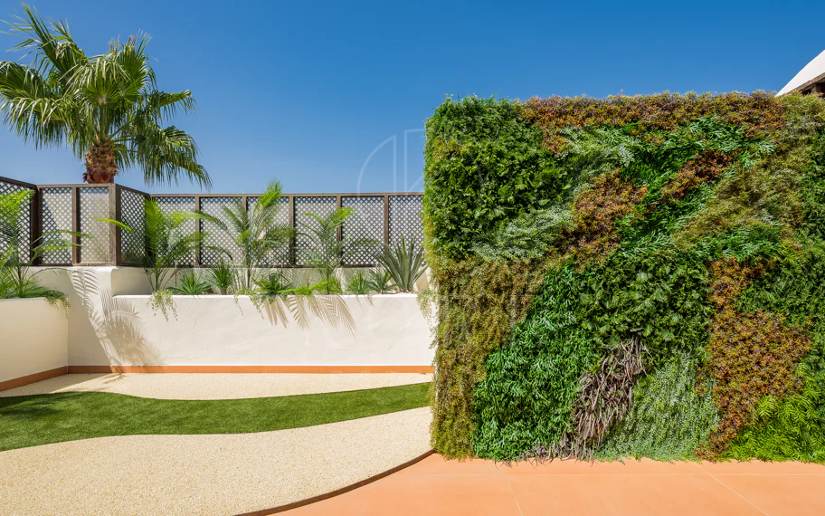 Ático completamente renovado cuenta con vistas despejadas al mar