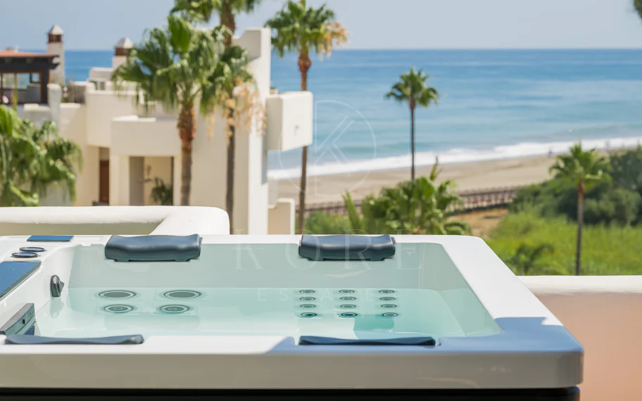 Ático completamente renovado cuenta con vistas despejadas al mar