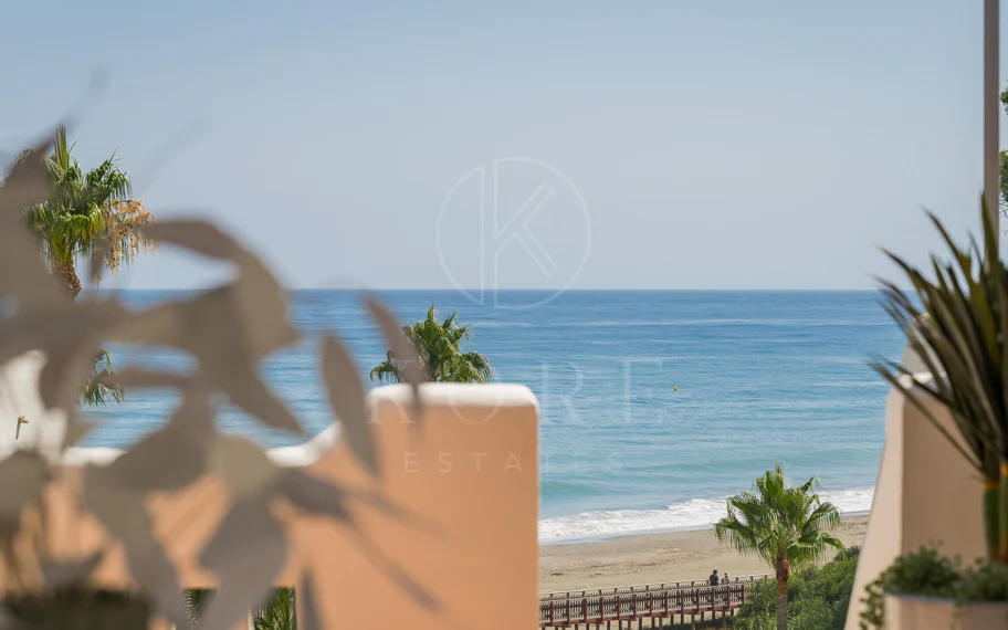 Ático completamente renovado cuenta con vistas despejadas al mar