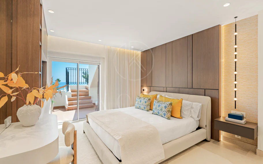 Ático completamente renovado cuenta con vistas despejadas al mar